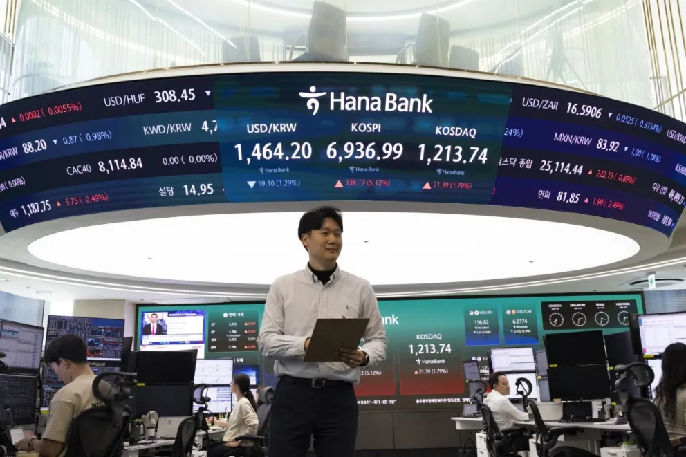 Trabajadores de la Bolsa de Seúl en plena jornada, en Corea del Sur. Foto: EFE