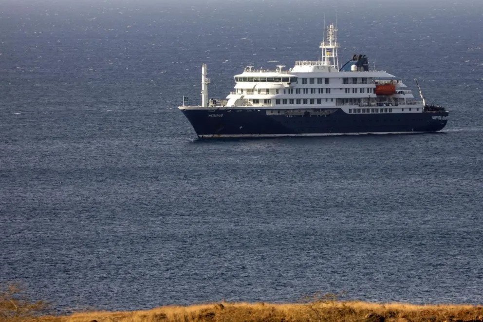 El crucero neerlandés MV Hondius, fotografiado el 4 de mayo frente a la costa de la ciudad de Praia, en la isla de Santiago, Cabo Verde, después de que tres personas murieran a bordo a causa de un síndrome respiratorio agudo. Foto: EFE 