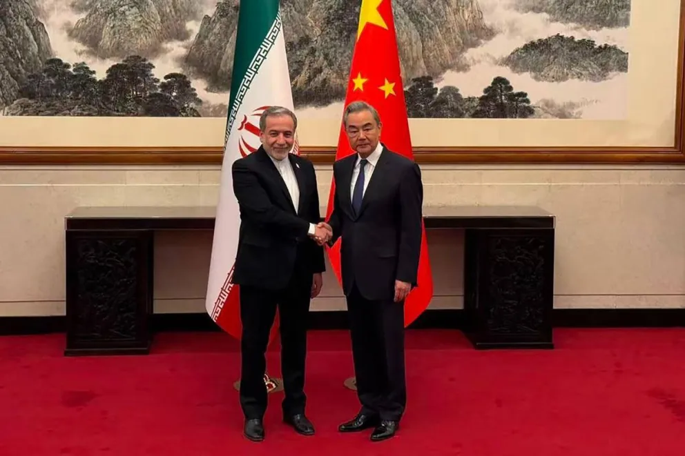 El ministro de Asuntos Exteriores de Irán, Abás Araqchí (i), posando junto a su homólogo chino, Wang Yi, este martes en Pekín (China). Foto: EFE 