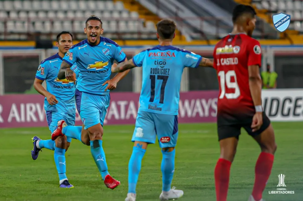 Da Costa (centro), de la Academia, festeja uno de sus goles ante Deportivo Lara. Foto: Club Bolívar.
