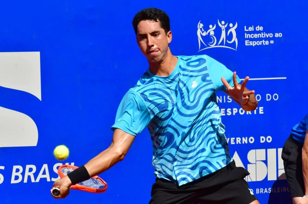 Dellien hace una devolución en su partido en Brasil. Foto: Instituto Sports.