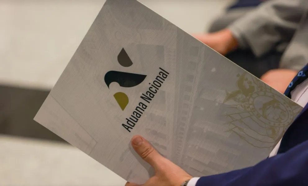 Una persona con un folder de la entidad. Foto: Aduana Nacional 