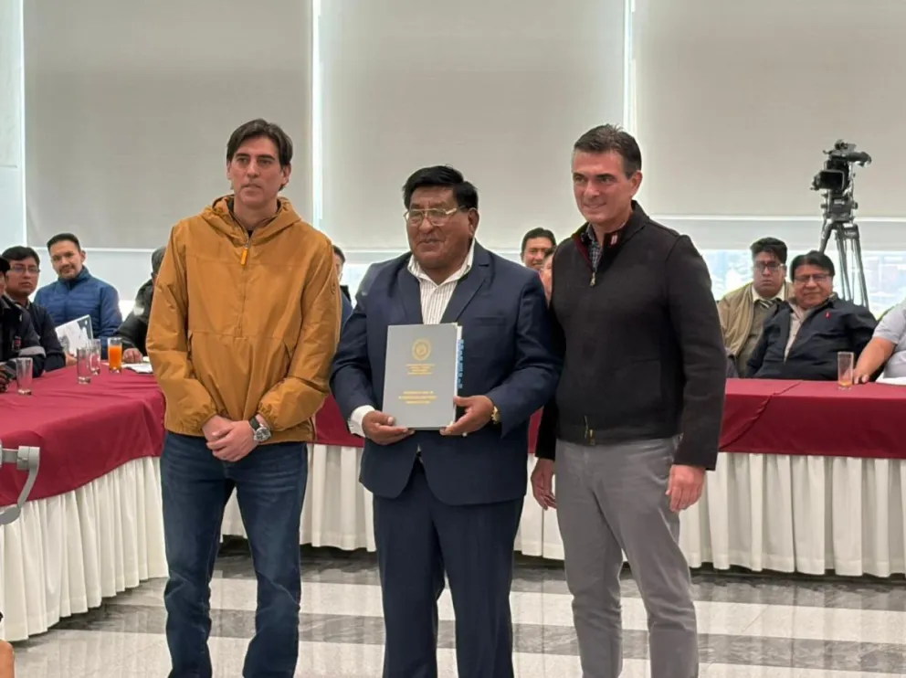 El ministro Zamora, el dirigente Gómez y el presidente Paz, este miércoles. Foto: Obras Públicas