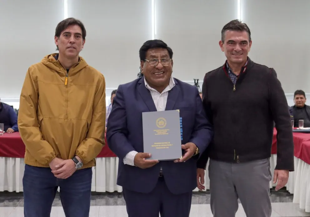 El ministro Zamora, el dirigente Gómez y el presidente Paz, este miércoles. Foto: Oficina del Presidente 
