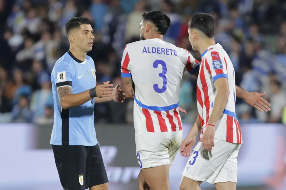 Luis Suárez, de Uruguay, al hablar con Ómar Alderete, de Paraguay, en un partido de las últimas eliminatorias. Foto: EFE