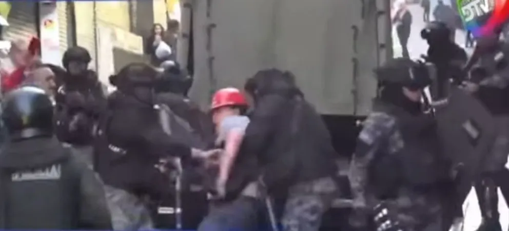 Uno de los fabriles arrestado por los policías en una captura de video de DTV. Foto: Captura