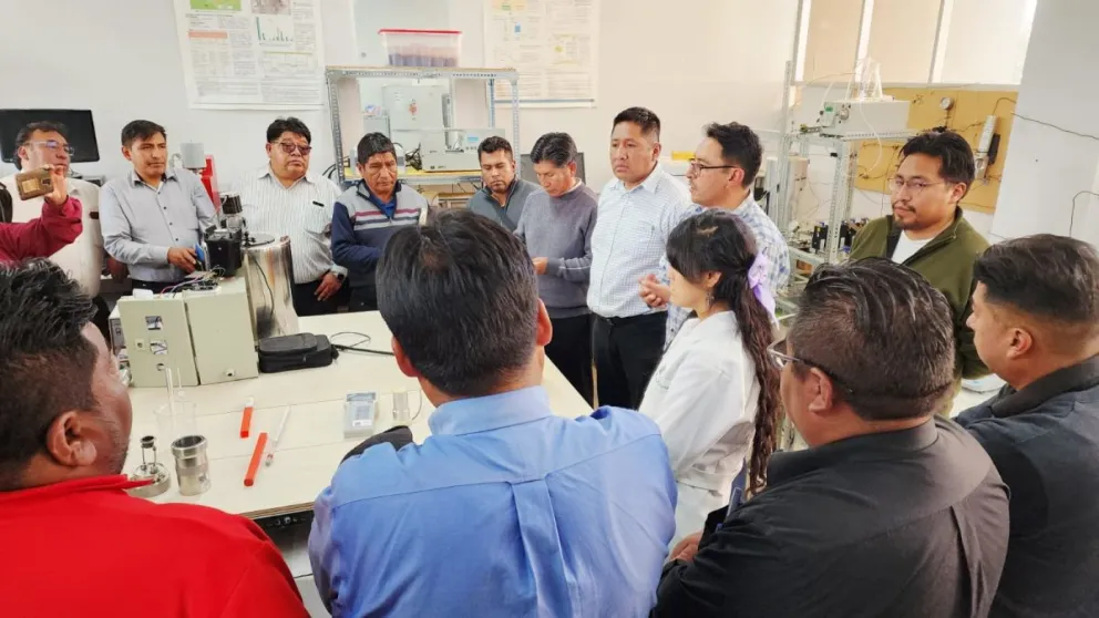 Una foto de la visita de choferes a los talleres y laboratorios de la UMSA hace un mes. Foto: UMSA