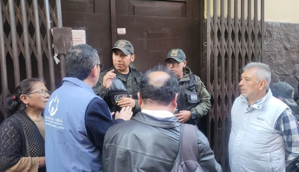 El Defensor del Pueblo desplegó un equipo de la Unidad de Prevención y Transformación de Conflictos para verificar la situación de los fabriles aprehendidos tras la intervención policial a la toma simbólica del Ministerio de Trabajo. Foto: Defensoría