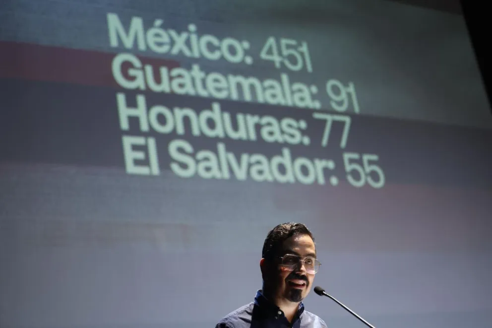 El director regional de la organización Artículo 19, Leopoldo Maldonado, habla durante la presentación de su informe anual ‘Estructuras del silencio: censura, opacidad y vigilancia’ este miércoles, en la Ciudad de México (México). Foto: EFE