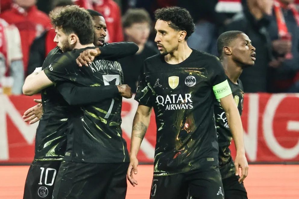 Ousmane Dembelé y sus compañeros festejan el gol del PSG ante el Bayern en Múnich. Foto: EFE