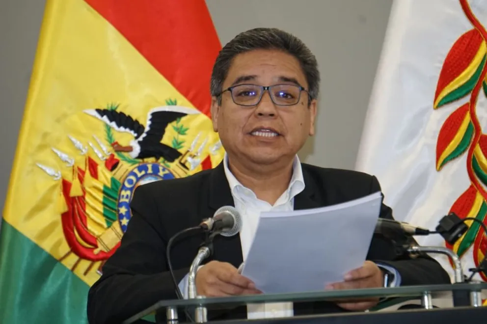 El vocero oficial de la Oficina del Presidente Rodrigo Paz Pereira, José Luis Gálvez Vera, en conferencia de prensa. Foto: APG