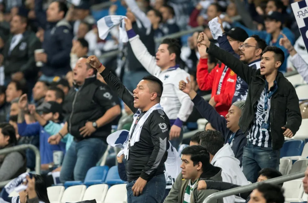 Fotografía de archivo de varios fanáticos mientras animan a su equipo en el estadio BBVA de la ciudad de Monterrey. Crédito: EFE
