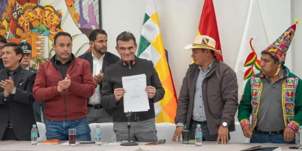 El presidente Rodrigo Paz firmó un acuerdo con los campesinos que marcharon por la ley 1720. Foto: RRSS del Presidente Rodrigo Paz