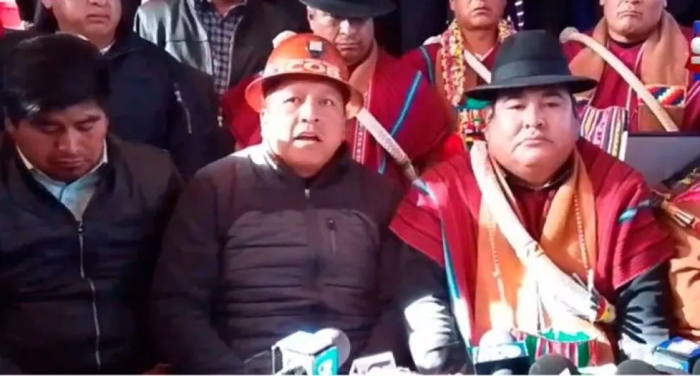 La Central Obrera Boliviana (COB), Mario Argollo y dirigentes de la Federación de Campesinos Tupak Katari de La Paz. Foto: Seo TV
