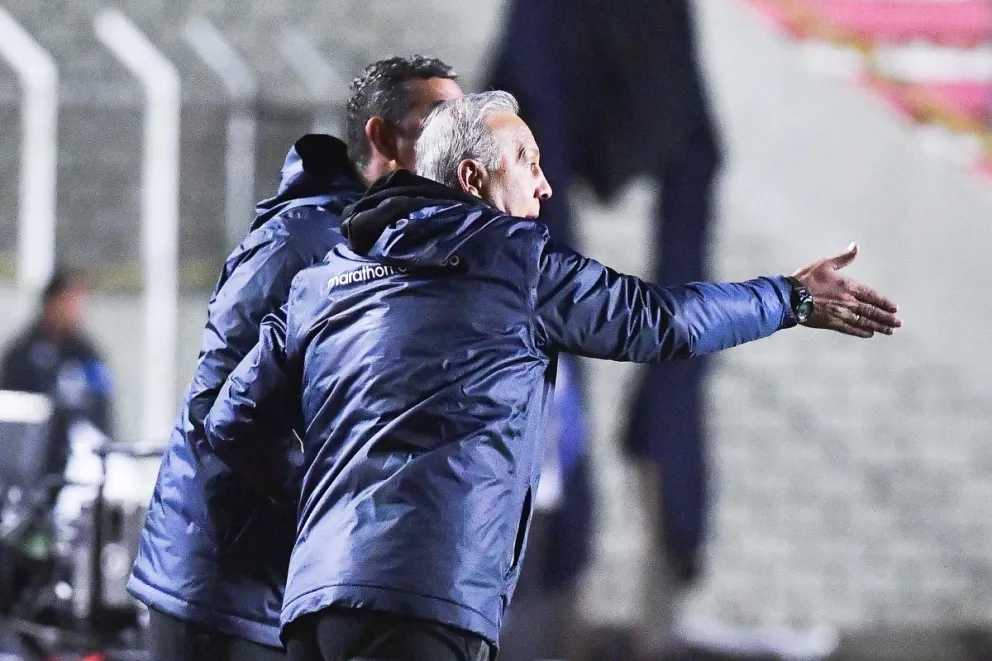 Vladimir Soria, el DT de Bolívar, da instrucciones a sus jugadores. Foto: APG