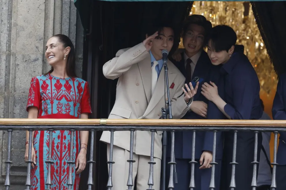 La presidenta de México, Claudia Sheinbaum (i) posa junto a los integrantes del grupo surcoreano de K-pop BTS este miércoles, durante una visita al Palacio Nacional de Ciudad de México (México). Foto: EFE