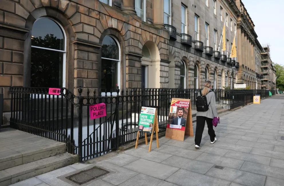 Una persona pasa frente a un colegio electoral en Edimburgo, Escocia, Reino Unido, el 7 de mayo de 2026. Foto: EFE