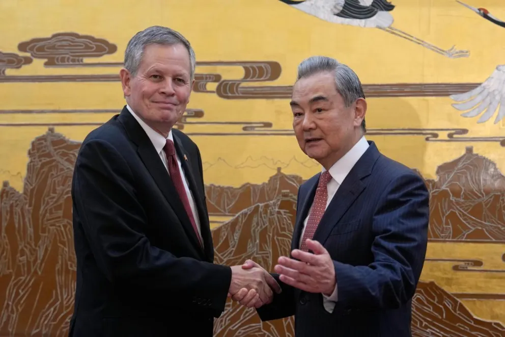 El ministro de Exteriores chino, Wang Yi (d), se reunió este jueves en Pekín con una delegación encabezada por el senador republicano estadounidense Steve Daines (i). Foto: EFE