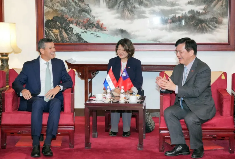 El ministro de Exteriores de Taiwán, Lin Chia-lung (d), junto al presidente de Paraguay, Santiago Pena (i). durante la visita a la isla del líder latinoamericano. Foto: EFE 