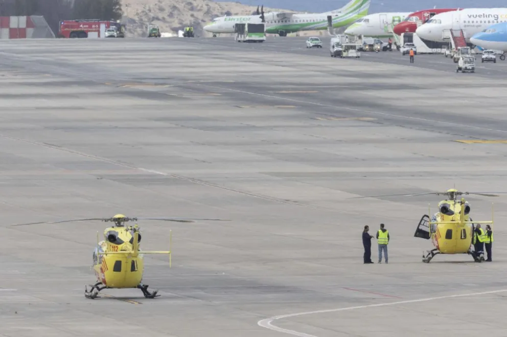 Los dos pacientes evacuados del crucero abandonan Gran Canaria en un segundo avión. Foto: EFE