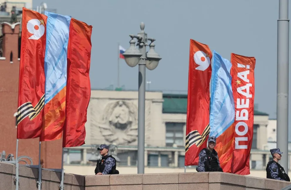 Agentes de policía hacen guardia frente a pancartas colocadas para las celebraciones del Día de la Victoria en la Plaza Roja de Moscú, Rusia, el 7 de mayo de 2026. Foto: EFE