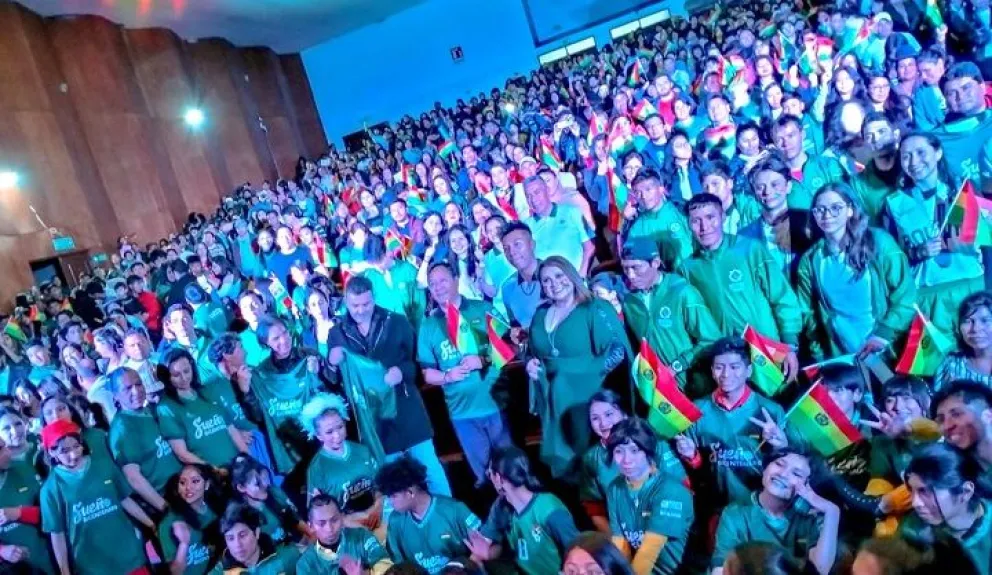 Varios deportistas y personalidades del programa Sueño Bicentenario. Foto: Ministerio de Salud y Deportes.