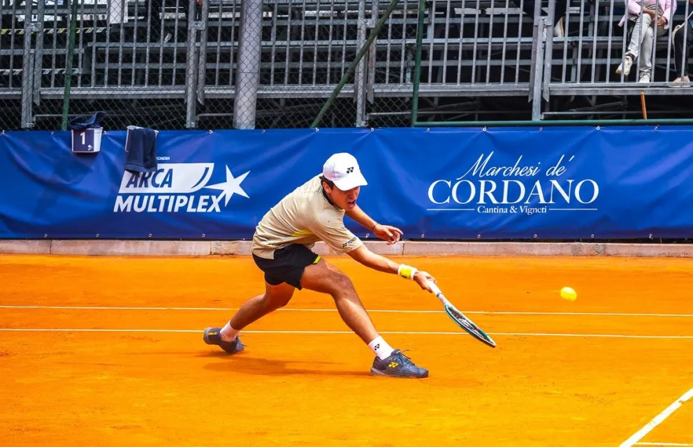 Prado se esfuerza para llegar a la pelota en su partido con Seggerman. Foto: Challenger de Francavilla.