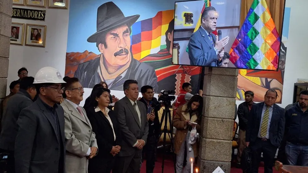 Las nuevas autoridades departamentales y en la pantalla Luis Revilla. Foto: Visión 360