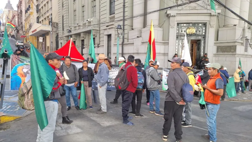 Campesinos e indígenas iniciaron una vigilia en puertas de la Vicepresidencia exigiendo anular la ley 1720. Foto: Visión 360