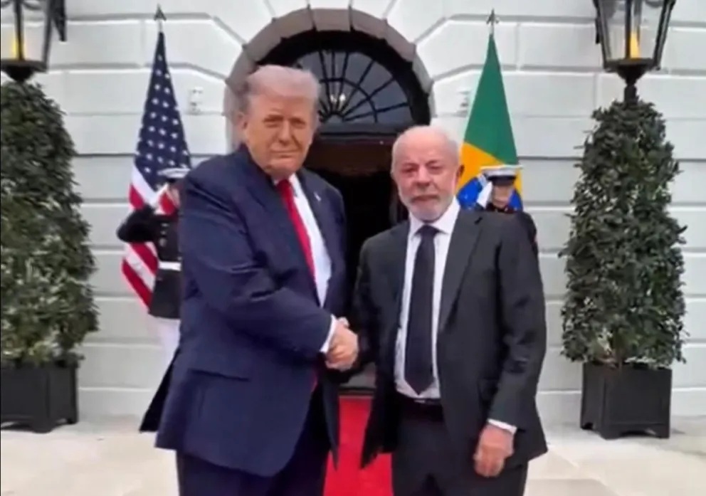 Captura de pantalla de la cuenta oficial en X @LulaOficial del saludo entre el presidente de EE.UU., Donald Trump, y su homólogo de Brasil, Luiz Inácio Lula da Silva, durante la visita de este último a la Casa Blanca, en Washington. Foto: EFE