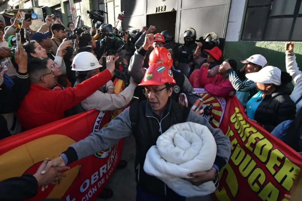 Los 13 dirigentes fabriles fueron liberados tras permanecer detenidos en celdas de la FELCC. Foto: APG