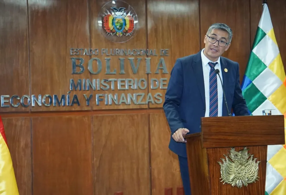 El ministro de Economía y Finanzas, José Gabriel Espinoza, en conferencia de prensa. Foto: APG