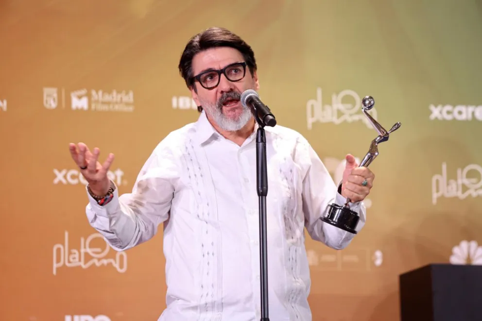 El actor uruguayo César Troncoso, protagonista de la serie argentina 'El eternauta', habla este jueves en el marco de los Premios Platino, celebrado en Xcaret, Quintana Roo (México). Foto: EFE
