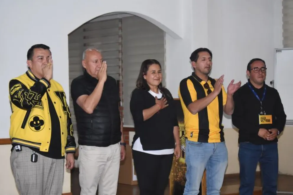 Terrazas y Beltrán, ambos de amarillo, el día que fueron posesionados. Foto: Club The Strongest