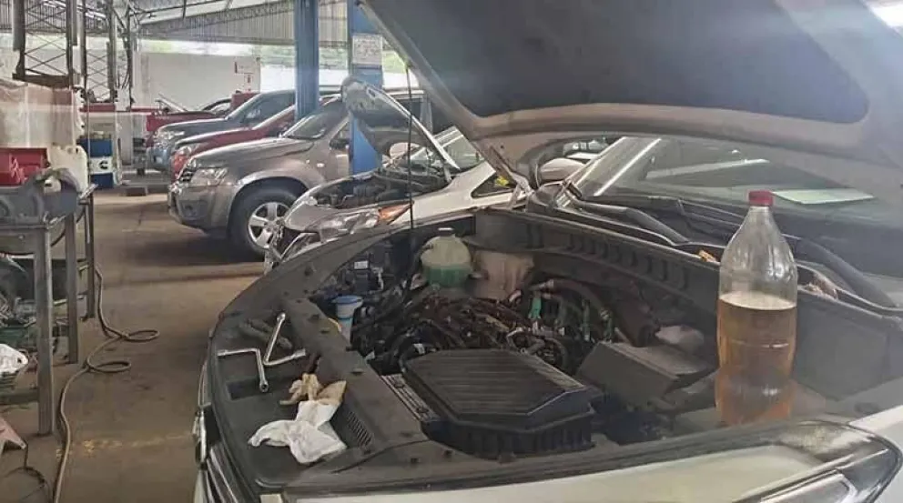 Los motores de cientos de vehículos fueron dañados por la gasolina que no cumplía con los parámetros de buena calidad. Foto Urgente.bo