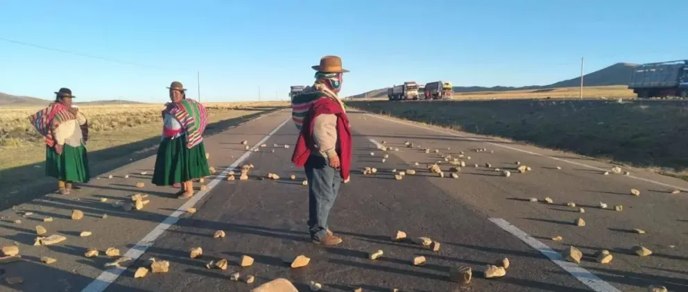 La carretera a Achacachi se encuentra bloqueada por los campesinos. Foto: Unitel