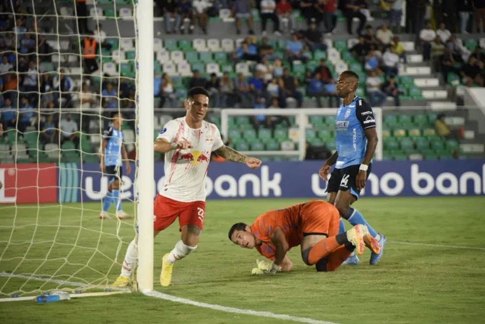 Gustavo Ribeiro celebra el segundo gol del elenco visitante. Foto: APG