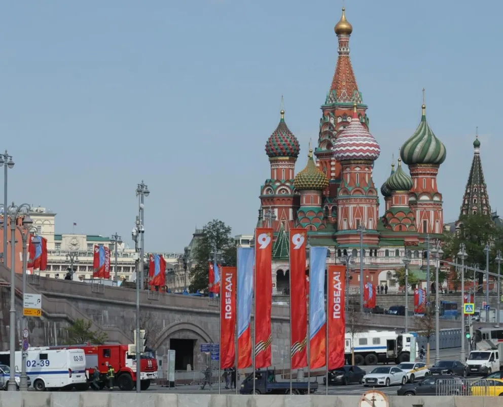 Pancartas colocadas para las celebraciones del Día de la Victoria frente a la Plaza Roja en Moscú, Rusia. Foto: EFE