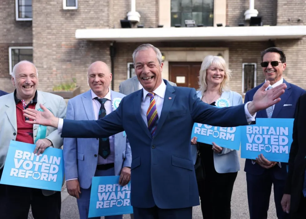 El líder del Partido Reformista, Nigel Farage (C), llega al Ayuntamiento de Havering en Londres, Gran Bretaña, el 8 de mayo de 2026. Foto: EFE