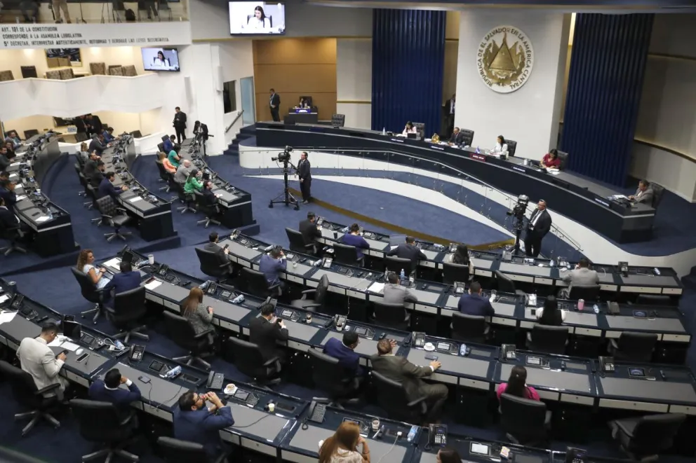 Diputados participan en una sesión plenaria este jueves en San Salvador (El Salvador). Foto: EFE