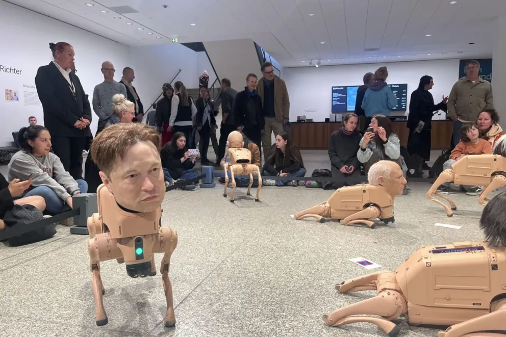 En Berlín, el artista estadounidense Mike Winkelmann, más conocido como Beeple, ha creado una manada de siete robots cuadrúpedos con cabezas humanas hiperrealistas de figuras del mundo tecnológico, como los empresarios Elon Musk y Jeff Bezos. Foto: EFE