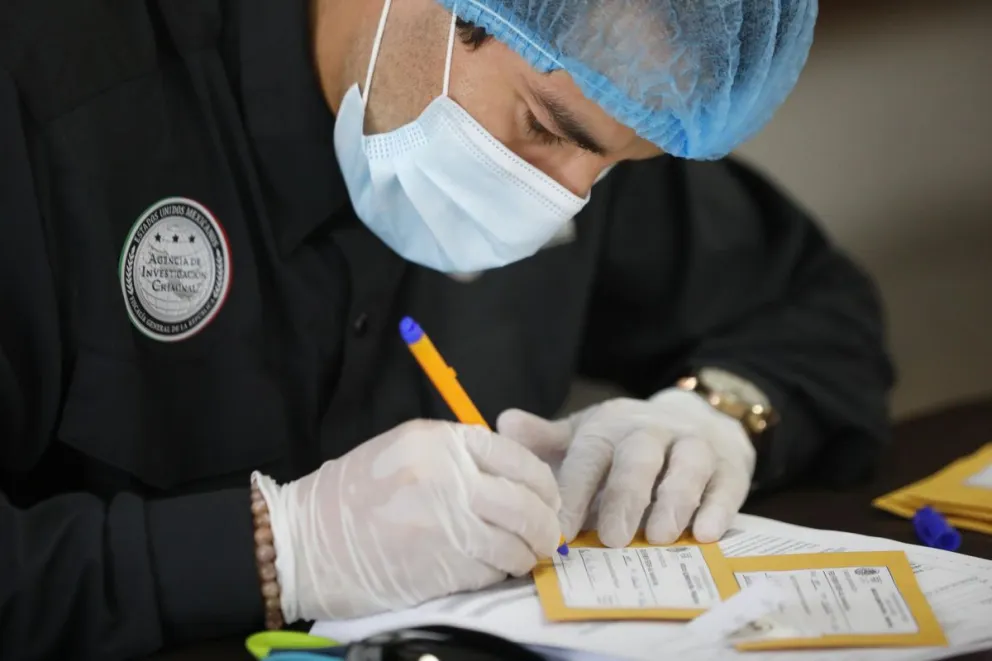 Personal de la Fiscalía General de la República realizan toma de muestras para la obtención de perfil genético a familiares de personas desaparecidas, en las instalaciones del Colegio Libre de Estudios Universitarios en Guadalajara, Jalisco. Foto: EFE