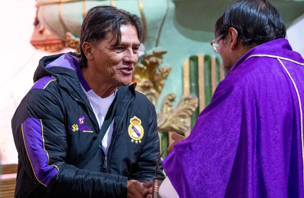 Flabio Torres,a la izquierda, en una misa del equipo de Real Potosí. Foto: RP