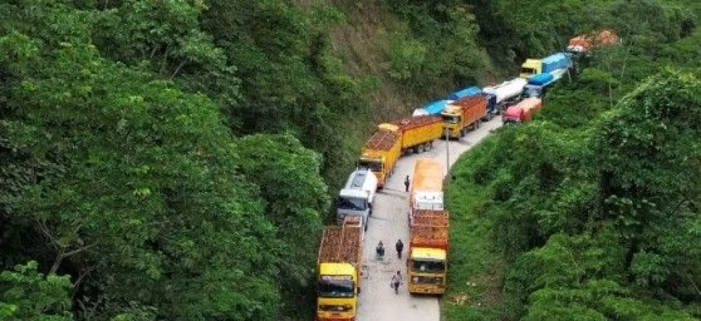 Una toma aérea de los puntos de bloqueo instalados la anterior semana por el transporte público en el norte paceño. Foto: APG