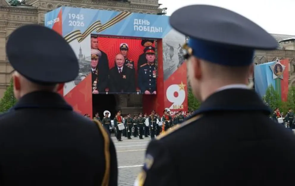 Una pantalla muestra al presidente ruso Vladímir Putin mientras los militares rusos participan en el desfile militar del Día de la Victoria en la Plaza Roja de Moscú. Foto: EFE