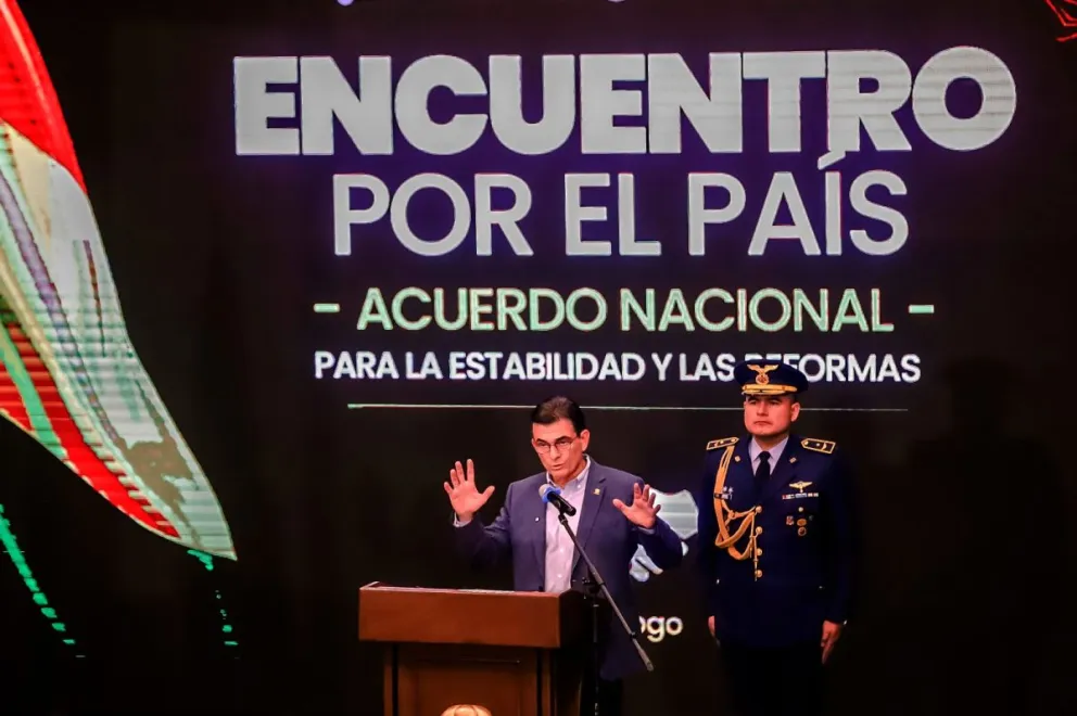 El presidente Rodrigo Paz habla ante los asistentes al Encuentro Nacional . Foto: APG