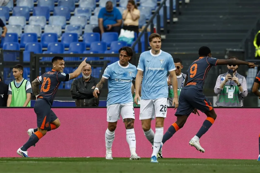 Lautaro Martínez (izq.), jugador del Inter, celebra el primer gol a Lazio. Foto: EFE