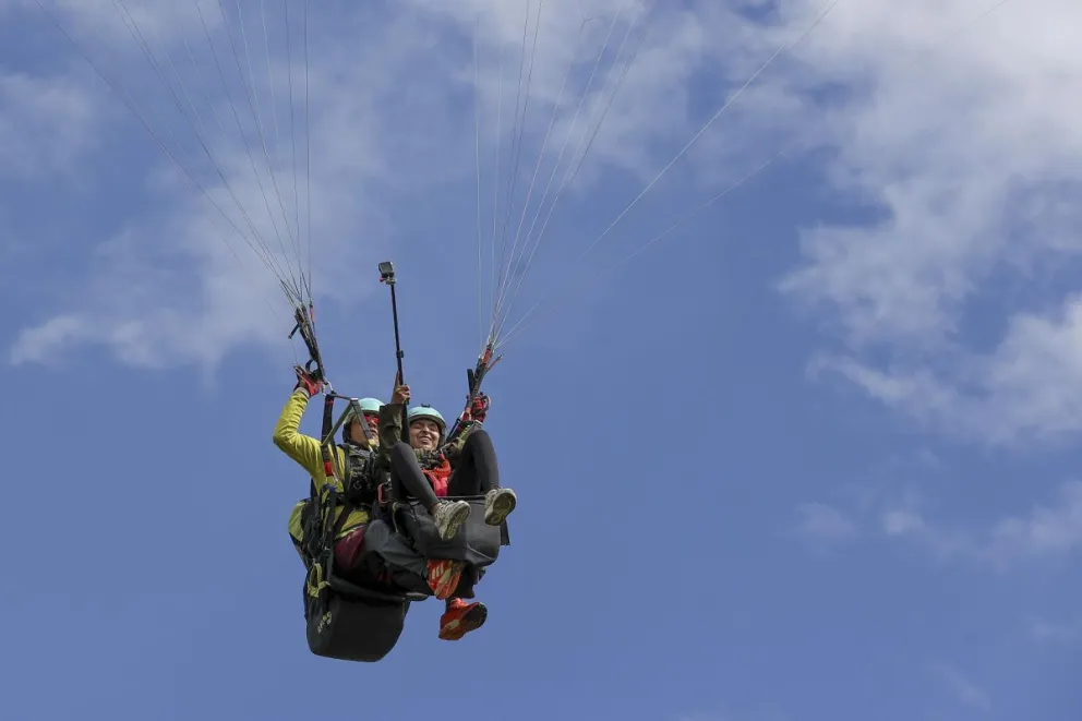 Amy, una joven estudiante de inglés, vuela en parapente este jueves, en Quito (Ecuador). Foto: EFE