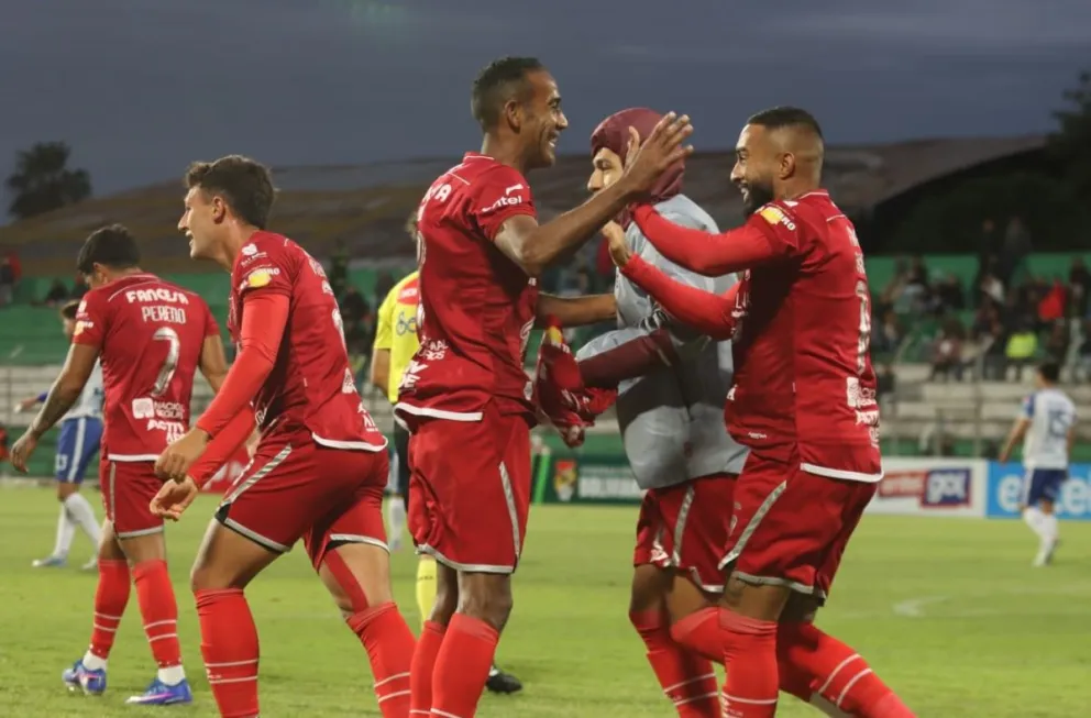 Jugadores de Guabirá celebran el segundo gol convertido por Rafinha. Foto: Agencia Marka Registrada