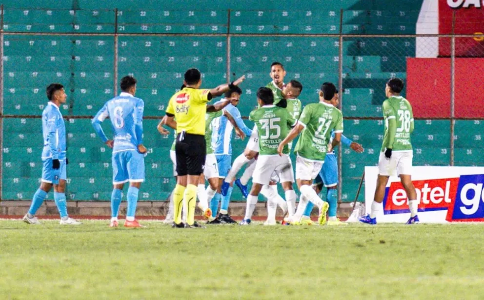 Bejarano (centro) festeja con sus compañeros el gol de la victoria de Tomayapo. Foto: Agencia Marka Registrada